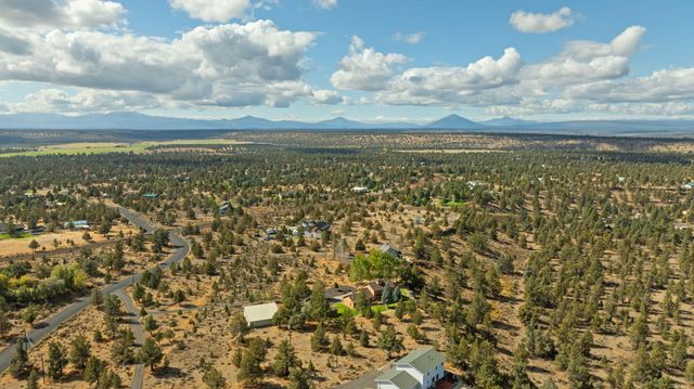 5745 NW Homestead Way, Redmond, OR 97756