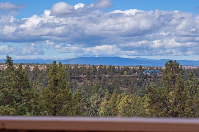 5745 NW Homestead Way, Redmond, OR 97756