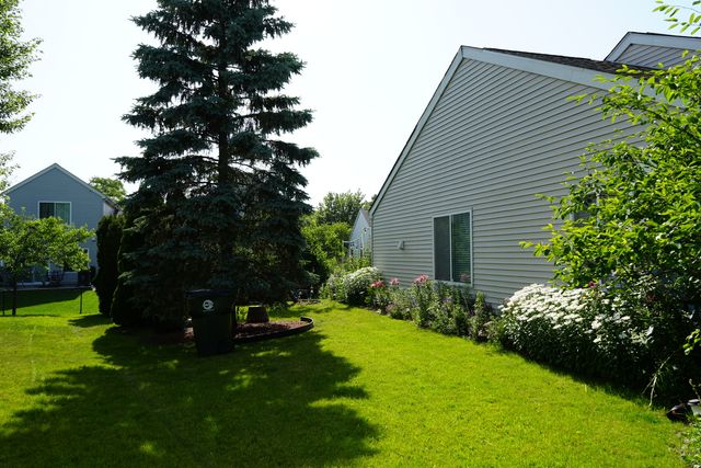 127 W AMBERlEY Drive, Round Lake, IL 60073