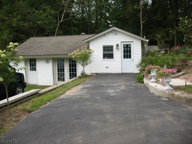 87 Main St, Andover Boro, NJ 07821