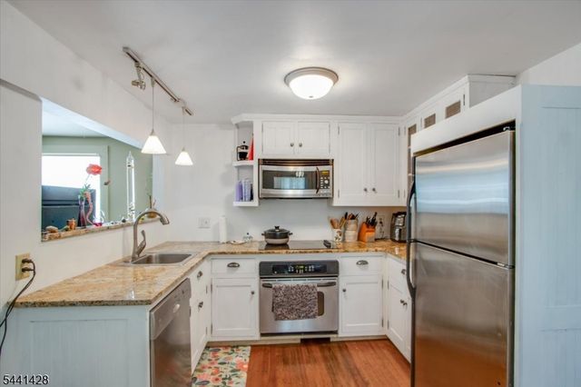 87 Main St, Andover Boro, NJ 07821