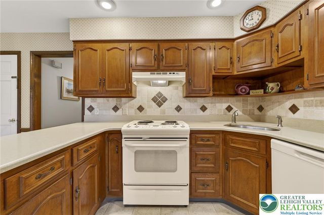5292 Hanover Drive, Lower Macungie Twp, PA 18106