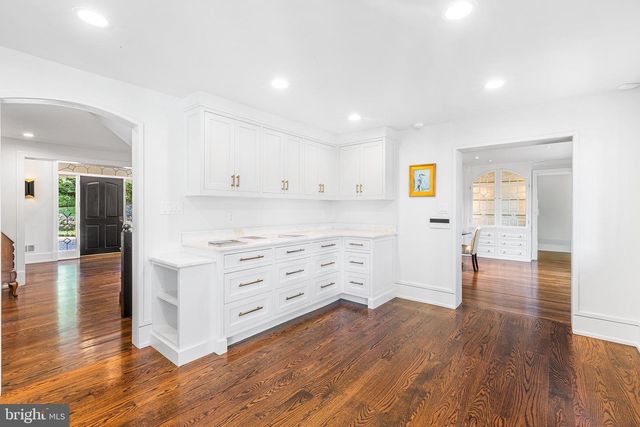 2490 WHITE HORSE RD, Berwyn, PA 19312