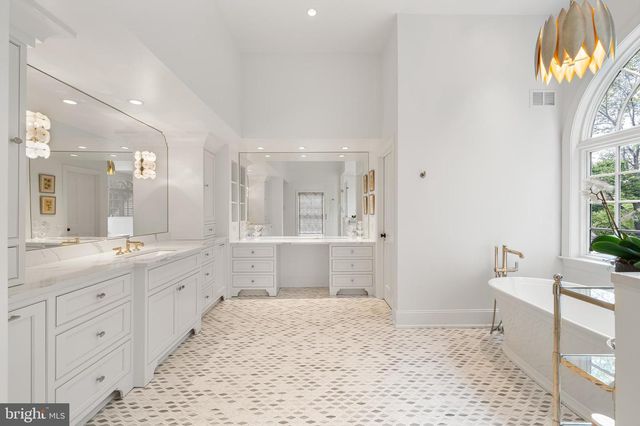 2490 WHITE HORSE RD, Berwyn, PA 19312