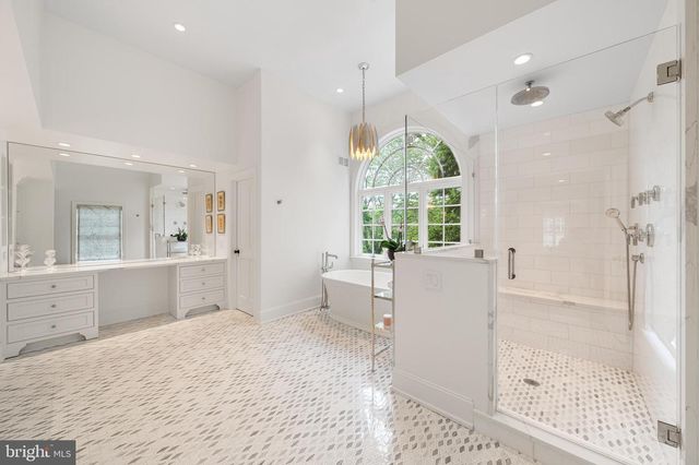 2490 WHITE HORSE RD, Berwyn, PA 19312