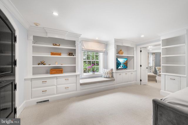 2490 WHITE HORSE RD, Berwyn, PA 19312