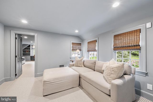 2490 WHITE HORSE RD, Berwyn, PA 19312