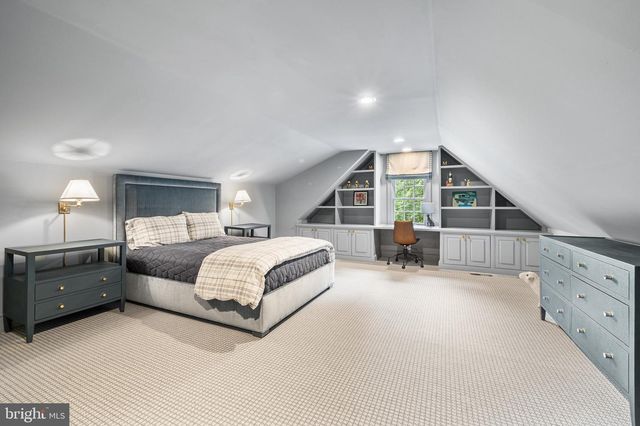 2490 WHITE HORSE RD, Berwyn, PA 19312