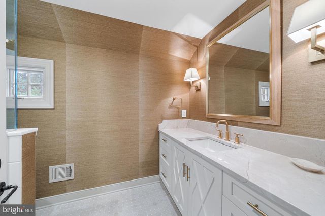 2490 WHITE HORSE RD, Berwyn, PA 19312