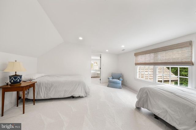 2490 WHITE HORSE RD, Berwyn, PA 19312