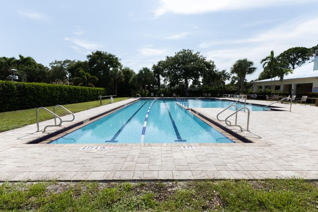 814 Carolina Circle SW, Vero Beach, FL 32962