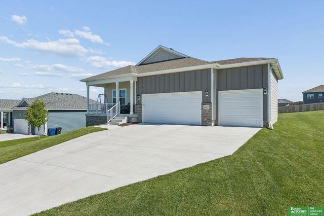 6417 Clear Creek Street, Papillion, NE 68157