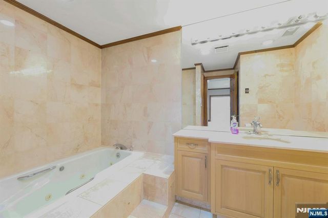 1225 River Road 2B, Edgewater, NJ 07020