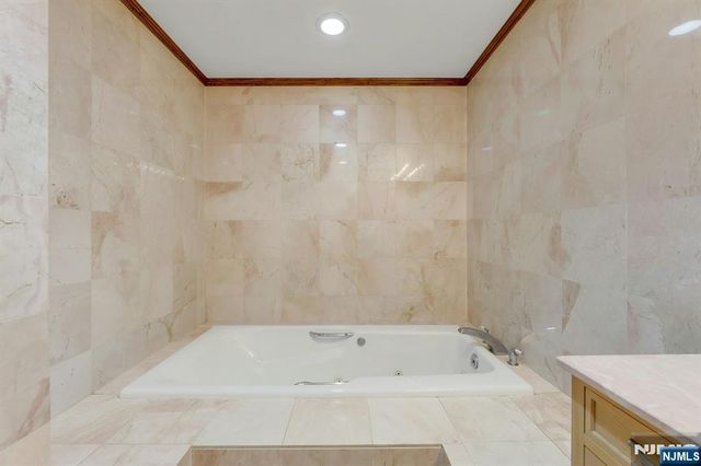 1225 River Road 2B, Edgewater, NJ 07020