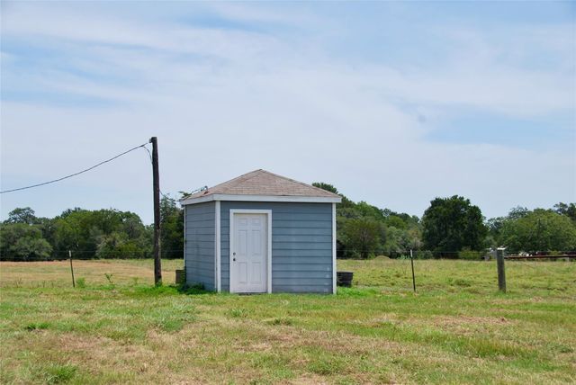 2745 Holub Road, Schulenburg, TX 78956