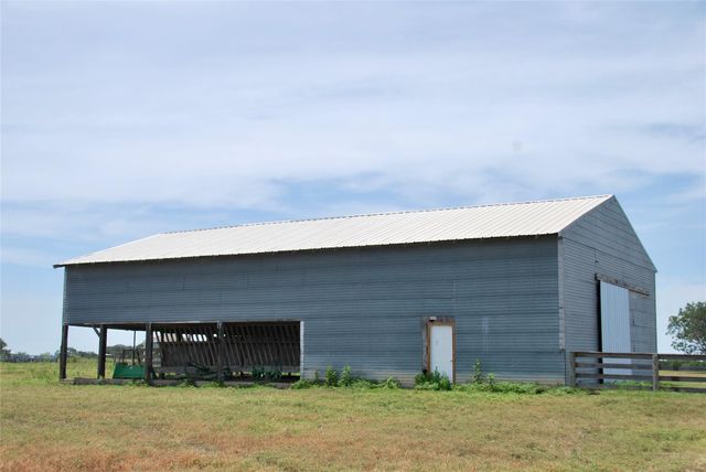 2745 Holub Road, Schulenburg, TX 78956