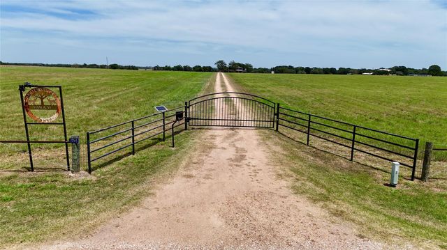 2745 Holub Road, Schulenburg, TX 78956