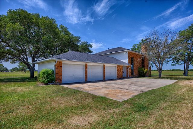 2745 Holub Road, Schulenburg, TX 78956