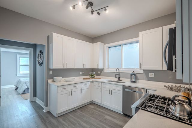 7836 S Saint Lawrence Avenue, Chicago, IL 60619