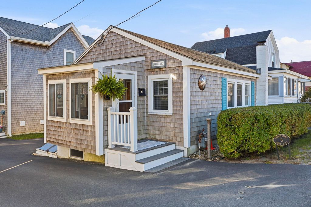 Image 1 of property listing at 5 Church St Apt 5, Hampton, NH 03842