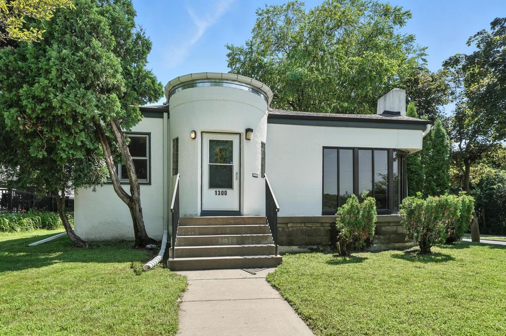 1300 Xerxes Avenue N, Minneapolis, MN 55411