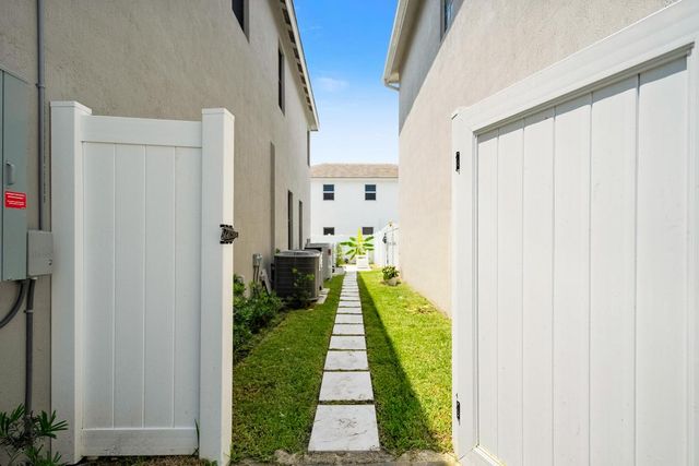 7102 Rockwood Road, Jupiter, FL 33458