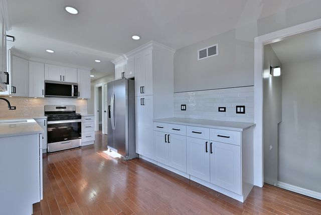 5435 N Mobile Avenue, Chicago, IL 60630