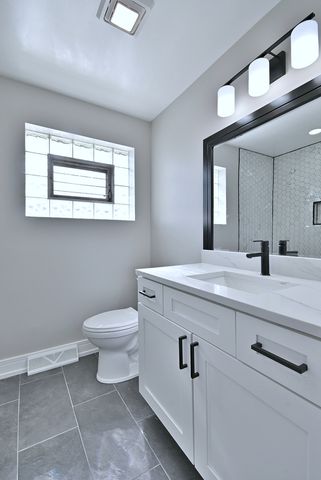 5435 N Mobile Avenue, Chicago, IL 60630