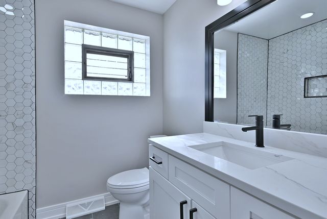 5435 N Mobile Avenue, Chicago, IL 60630