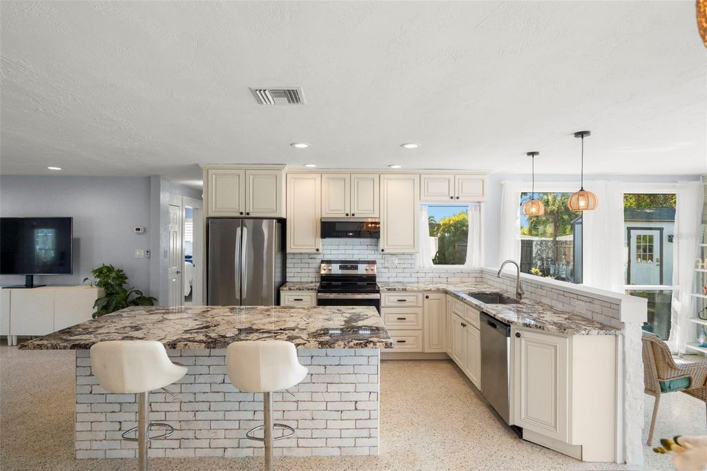 Image 13 of property listing at 6506 HILLSIDE AVENUE, Seminole, FL 33772