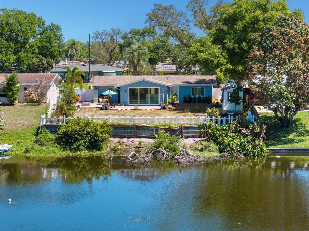 Image 8 of property listing at 6506 HILLSIDE AVENUE, Seminole, FL 33772