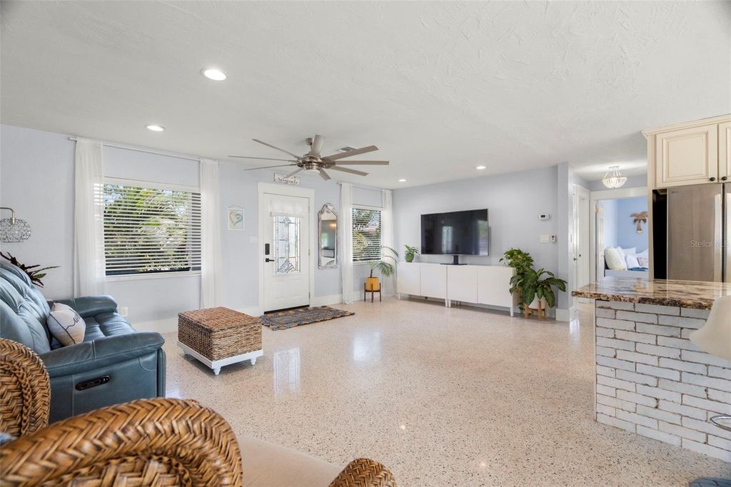 Image 9 of property listing at 6506 HILLSIDE AVENUE, Seminole, FL 33772