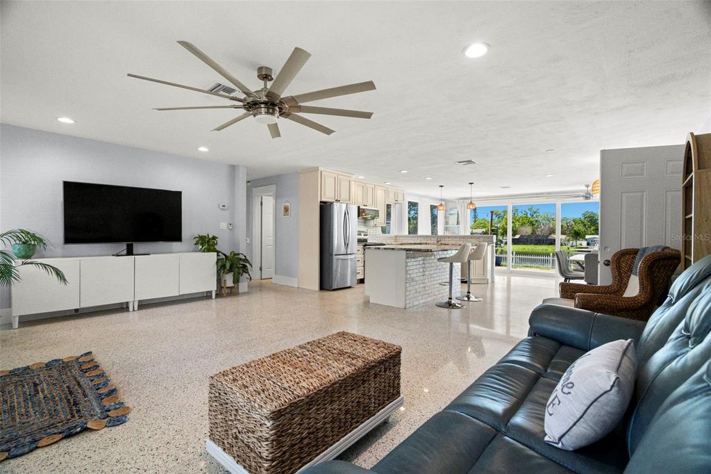 Image 10 of property listing at 6506 HILLSIDE AVENUE, Seminole, FL 33772