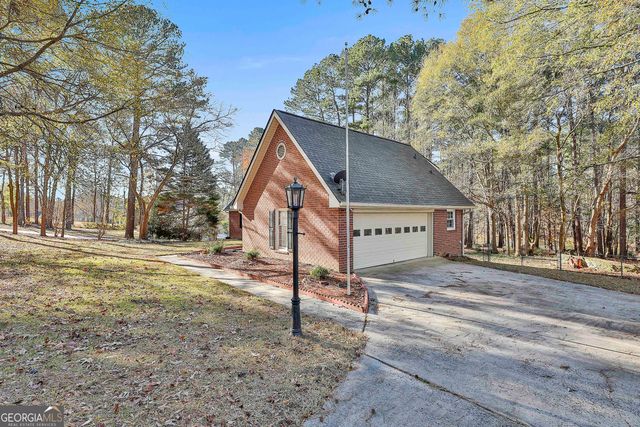 190 Willow Lake Lane, Sharpsburg, GA 30277