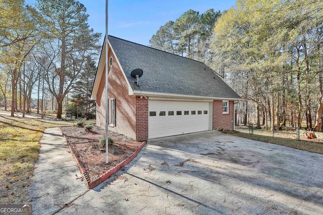 190 Willow Lake Lane, Sharpsburg, GA 30277