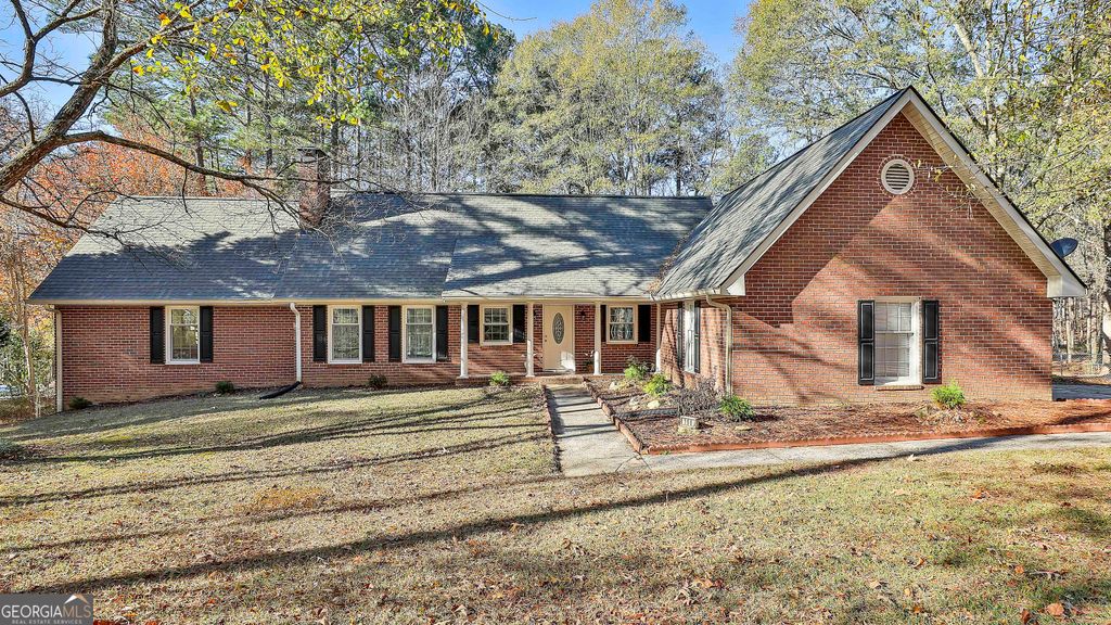 190 Willow Lake Lane, Sharpsburg, GA 30277