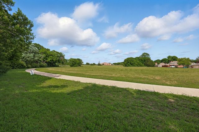 699 W Wintergreen Road, Desoto, TX 75115