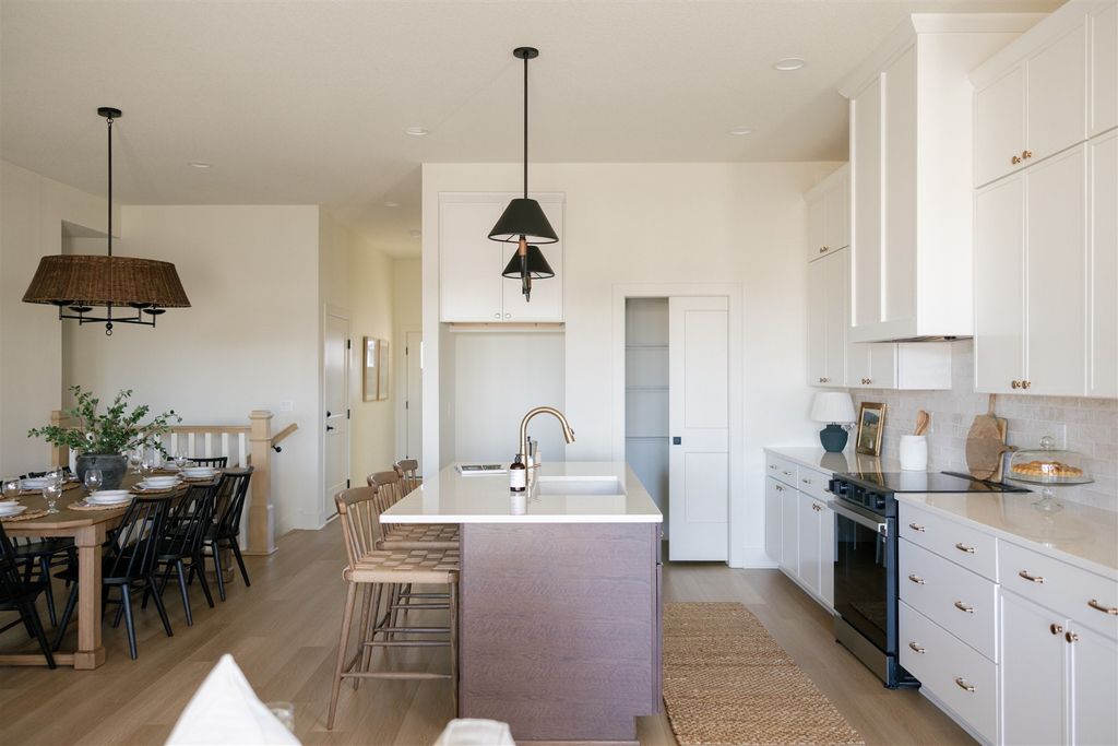 256 S Zinnia Court, West Des Moines, IA 50266