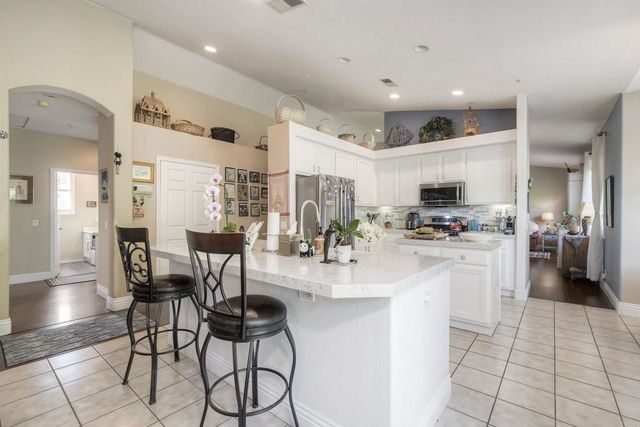 1061 Via Carina, Vista, CA 92081