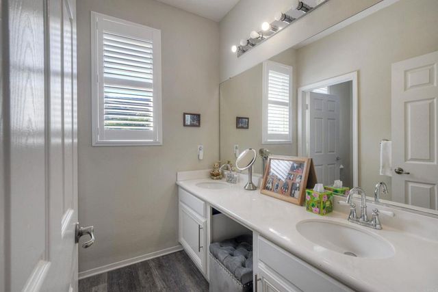 1061 Via Carina, Vista, CA 92081