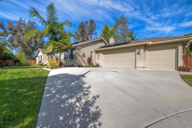 1061 Via Carina, Vista, CA 92081