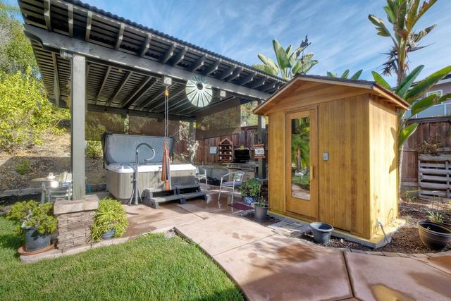 1061 Via Carina, Vista, CA 92081