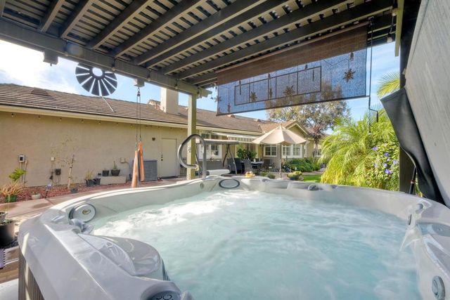 1061 Via Carina, Vista, CA 92081