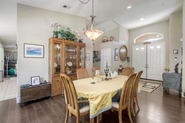1061 Via Carina, Vista, CA 92081