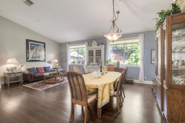 1061 Via Carina, Vista, CA 92081