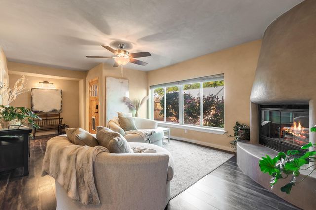 336 Los Ranchos Road NW, Los Ranchos, NM 87107