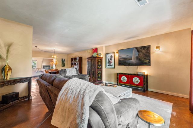 336 Los Ranchos Road NW, Los Ranchos, NM 87107