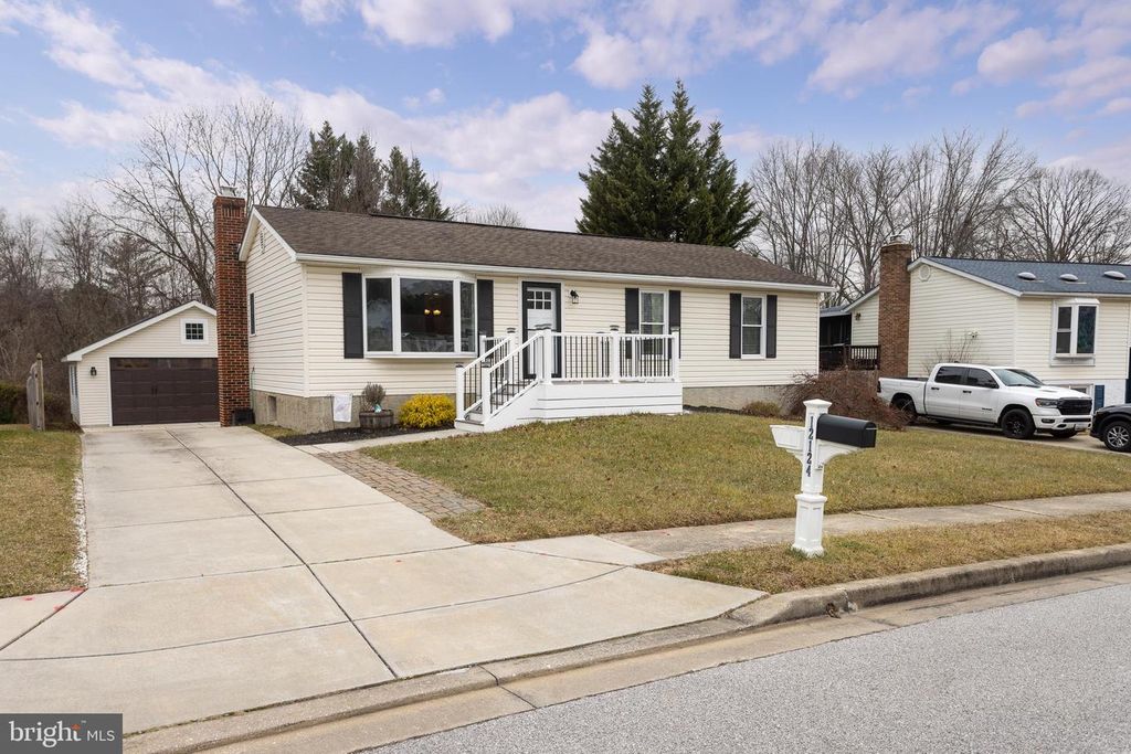 Image 2 of property listing at 12124 BUTTONWOOD LN, Middle River, MD 21220