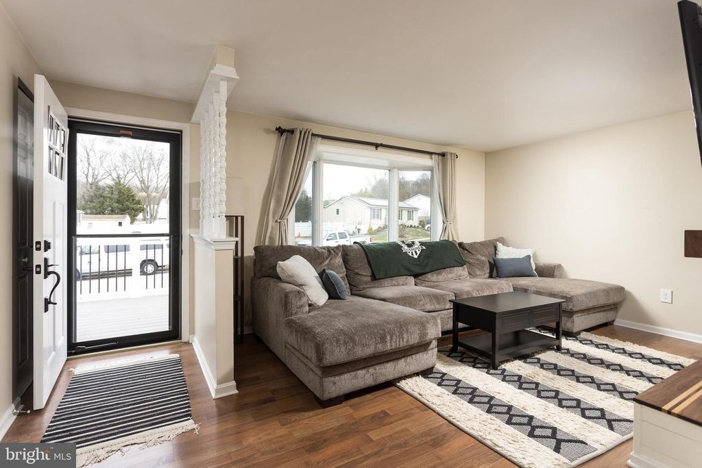 Image 4 of property listing at 12124 BUTTONWOOD LN, Middle River, MD 21220