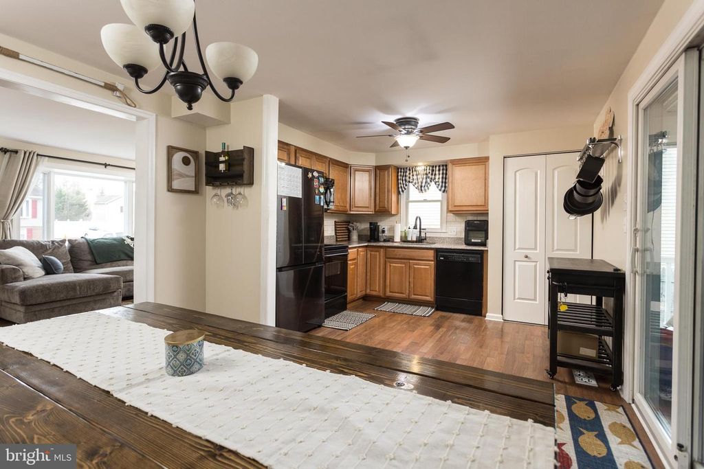 Image 7 of property listing at 12124 BUTTONWOOD LN, Middle River, MD 21220